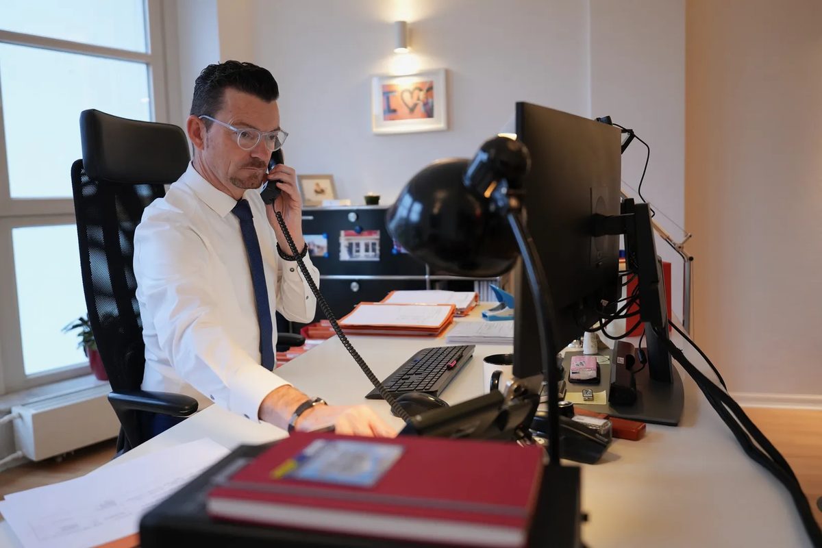 Torsten Thiel im Beratungsgespräch am Schreibtisch