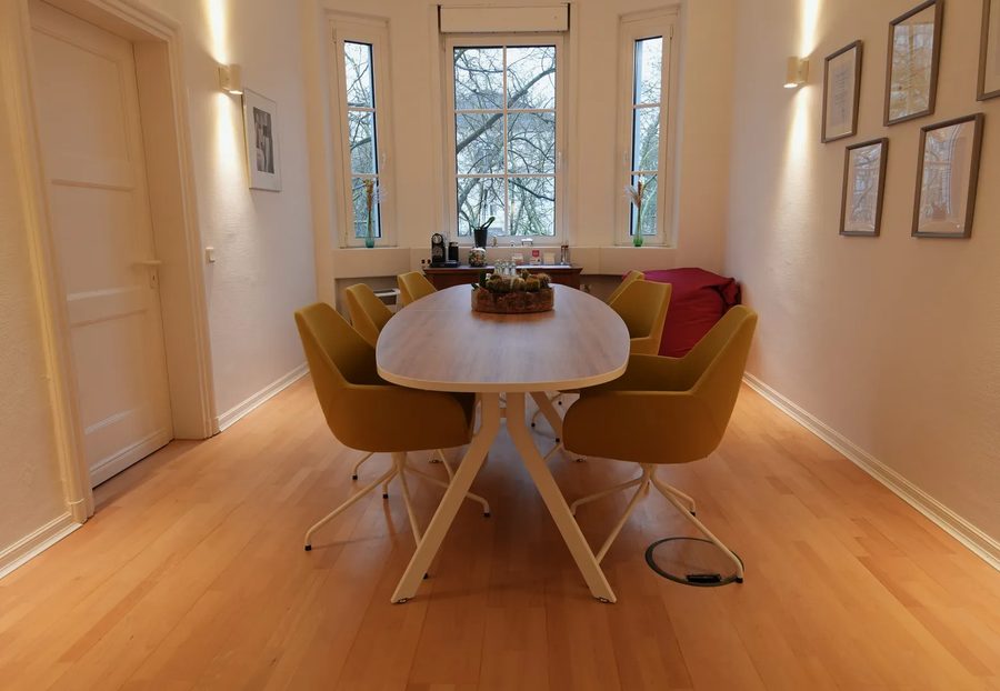 Besprechungsraum mit ovalem Tisch